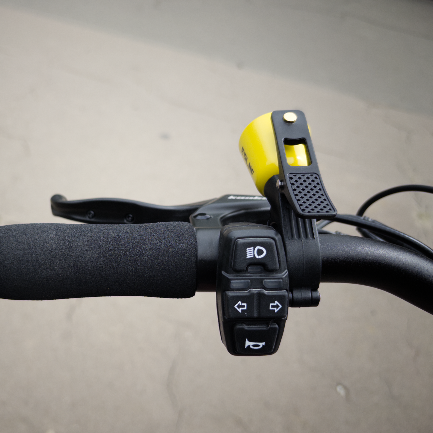 Głośny wygodny dzwonek do hulajnogi elektrycznej dzwonek rowerowy żółty