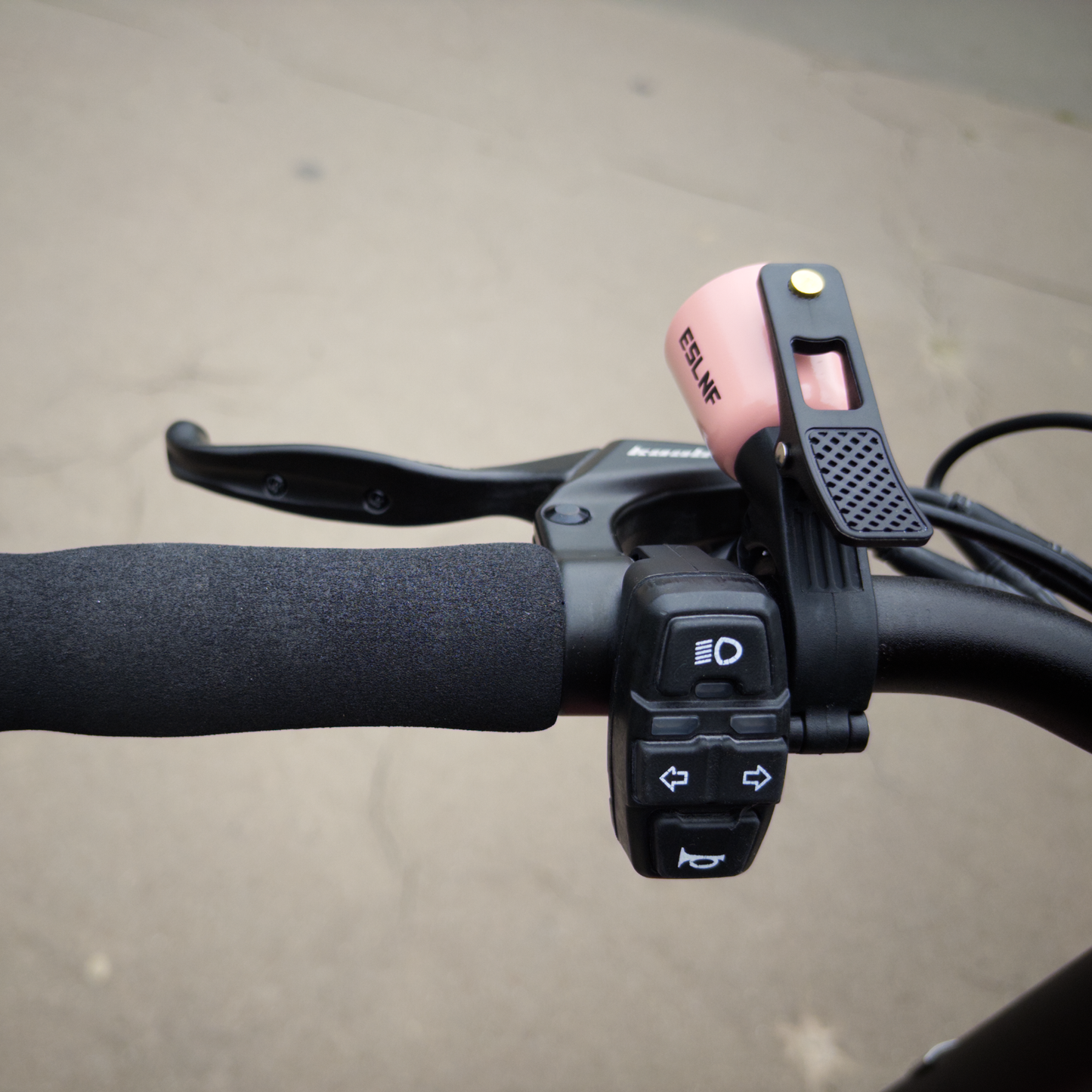 Głośny wygodny dzwonek do hulajnogi elektrycznej dzwonek rowerowy różowy